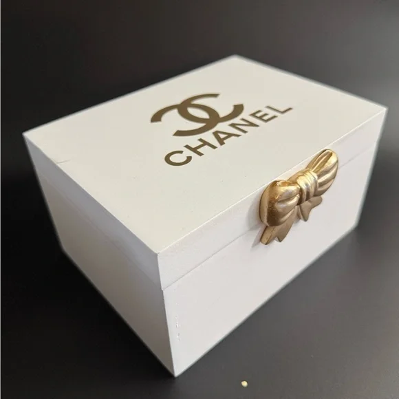 Luxury White Box with Gold Bow Accent - Picture 3 of 5